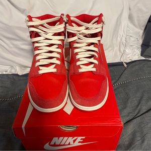 NIKE DUNK HIGH FIRST USE SE (comes with red laces)